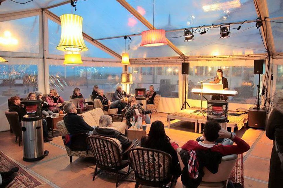 Im Zelt findet täglich Live-Musik ab 18 Uhr statt.
