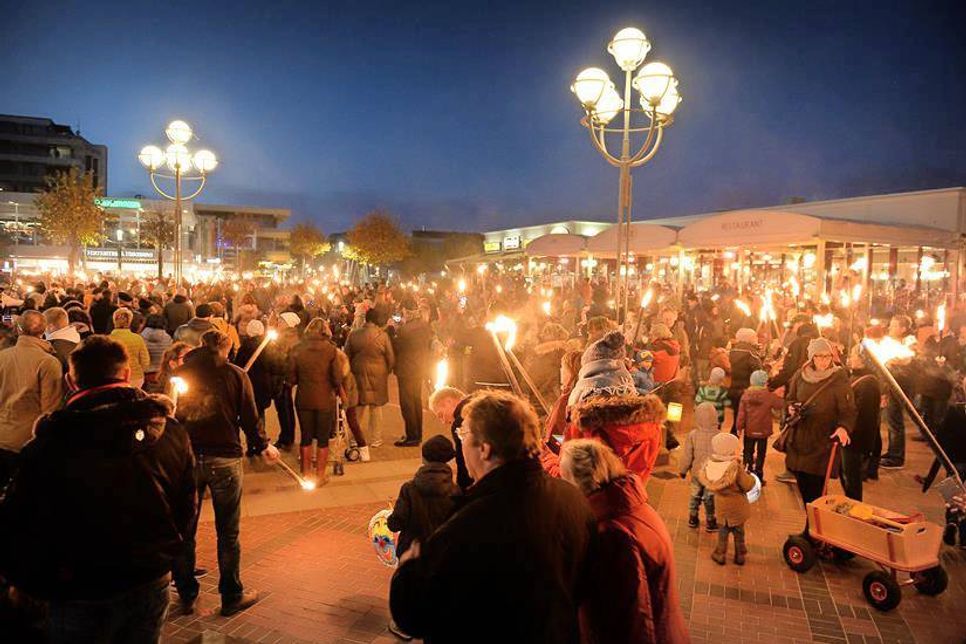 Mit bunten, selbstgebastelten Laternen, Fackeln und Musik geht es dann durch das herbstliche Grömitz.