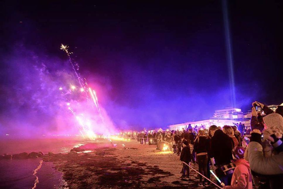 Im Anschluss können alle Gäste um 21 Uhr ein spektakuläres Höhenfeuerwerk erleben.