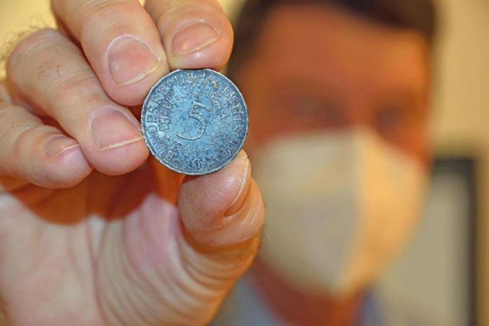 Auch ein Fünfmarkstück wurde der Urkunde 1970 beigelegt.