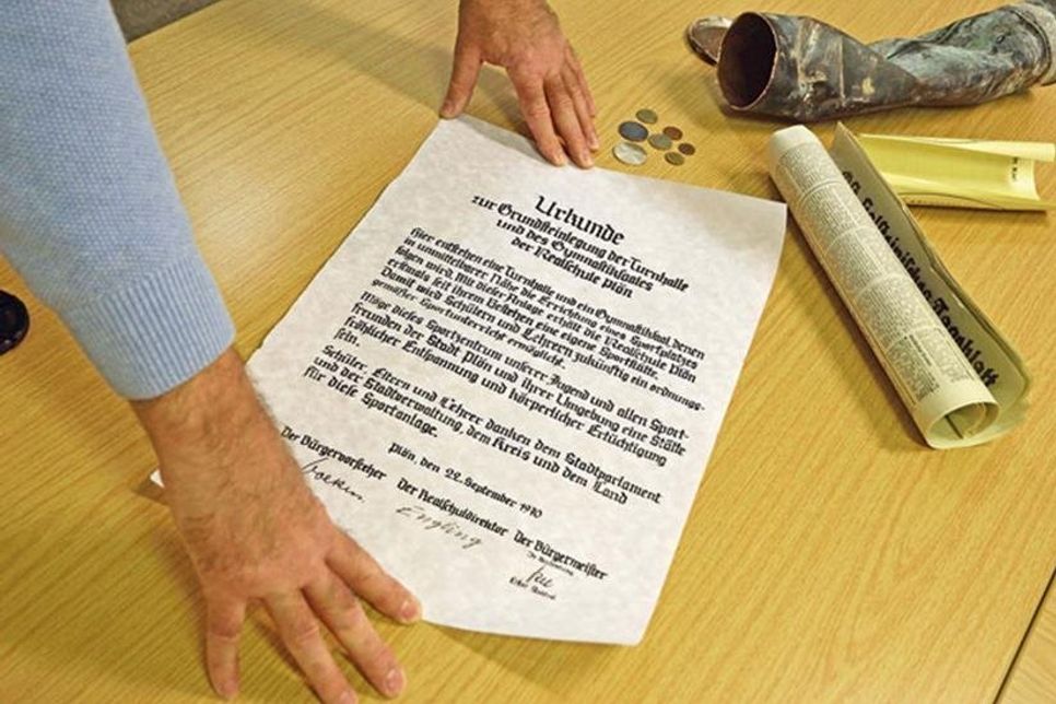 ...die fünf Jahrzehnte lang im Fundament der „kleinen Halle“ eingemauert war.