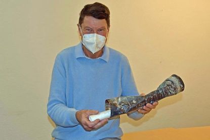 Martin Köpke, Sachgebietsleiter Hoch- und Tiefbau der Stadt Plön, zieht die Urkunde aus der Kupferrolle...