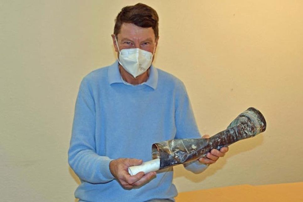 Martin Köpke, Sachgebietsleiter Hoch- und Tiefbau der Stadt Plön, zieht die Urkunde aus der Kupferrolle...