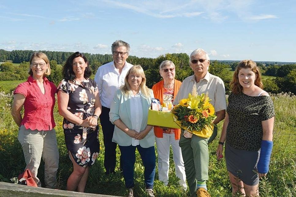 Verabschiedung auf der Aussichtplattform: Heike Henning, Flächenmanagerin der Stiftung Naturschutz Schleswig-Holstein, Bettina Schäfer, Bürgermeisterin Scharbeutz, Andreas Zimmermann, Bürgermeister Ahrensbök, Sandra Redmann, Vorstandsvorsitzende der Stiftung Naturschutz Schleswig-Holstein, Wolf-Dieter Klitzing, Karin Klitzing, Julia Samtleben, Bürgermeisterin der Gemeinde Stockelsdorf.
