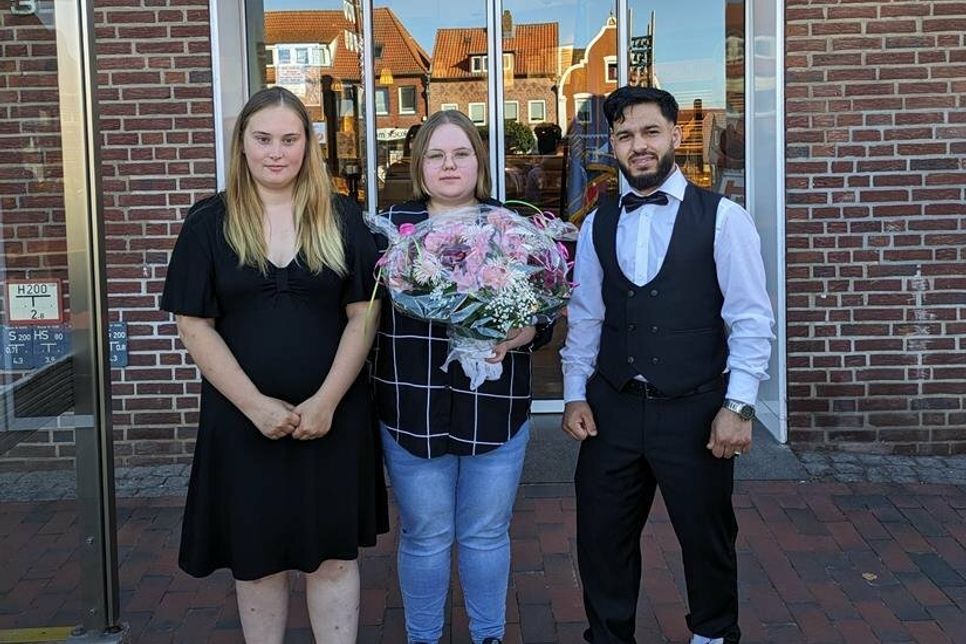Fachverkäuferinnen Larissa Kluth und Sophie Meißbach sowie Fachverkäufer Amir Majedi.