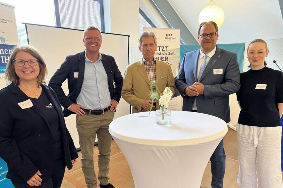 Bürgermeister Mirko Spieckermann (re.) bedankt sich bei Bernd Jorkisch für seinen Vortrag. (Foto: Dirk Heckmann)