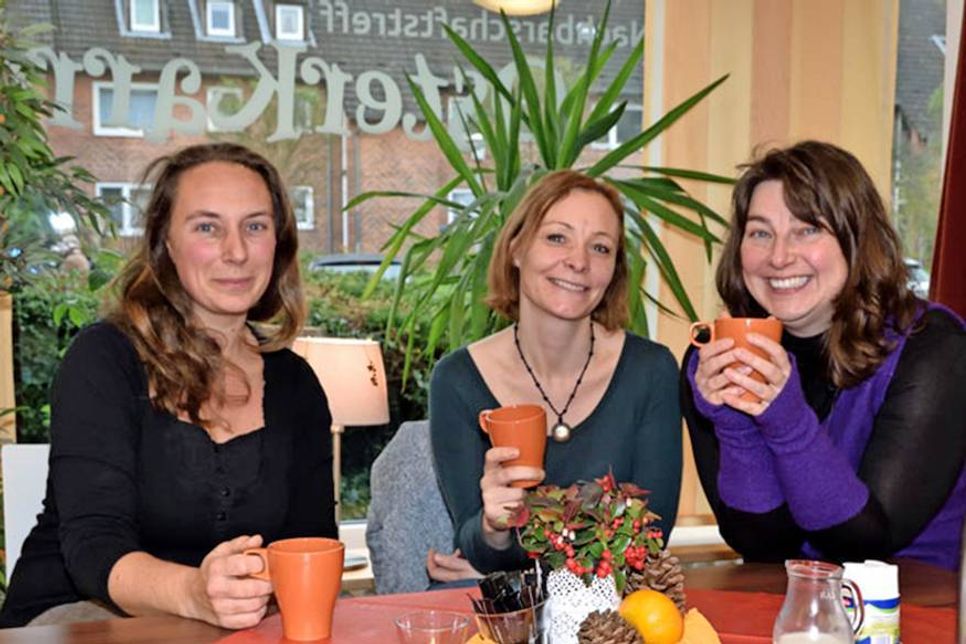 Melanie Hinz und Eileen Kaczmarek (Ambulante Hilfen Plön) sowie OsterKarree-Leiterin Annette Schwiebert-Kucharczyk (Wankendorfer) freuen sich auf viele Besucher und Teilnehmer des Angebots im Osterkarre in der Schillener Straße 4 in Plön.
