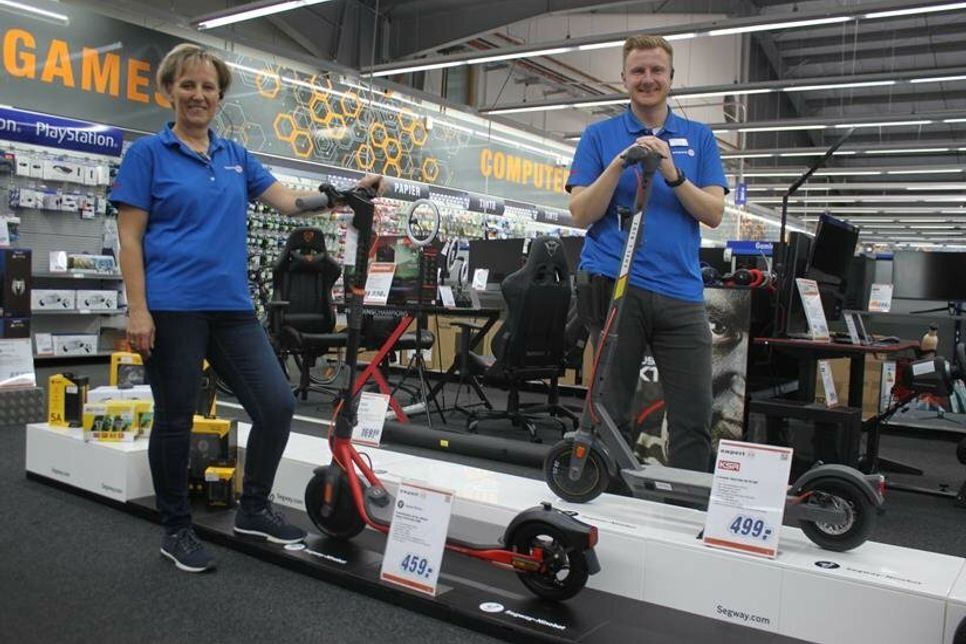 Marktleiter Michael Warstatis mit Rabea Piechotta auf der vergrößerten Fläche für E-Mobilität.