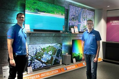 Stellvertretender Marktleiter Norman Bock (re.) mit Pascal Langer in der TV-Abteilung.