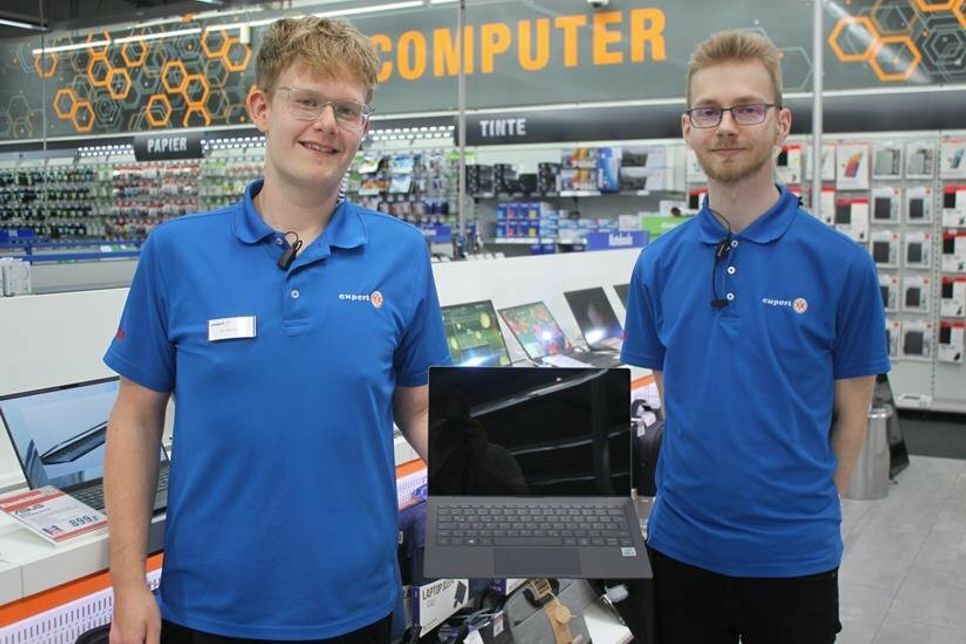 Neues Gesicht bei expert. Zusammen mit Nils Balszus (re.) berät künftig auch Nils Hartmann, beispielsweise bei Tablets oder Notebooks.