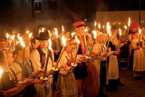 Der krönende Abschluss des europäischen folklore festivals 2022 war wie immer der gemeinsame Fackeltanz aller beteiligten Gruppen bei der Abschlussveranstaltung. 
Tipp: Der Fackeltanz ist besonders aus der Vogelperspektive ein wahrer Augenschmaus (Video).