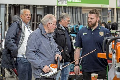 Die „Stihl“-Produkte wurden genau begutachtet.