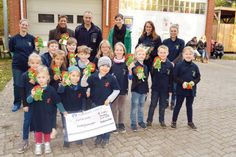 Einen Spendenscheck über 1.000 Euro überreichte Sabine Nosthoff (grüne Jacke) an die Kinderfeuerwehrabteilung. Für jedes Kind wurde davon schon einmal ein putziges Maskottchen angeschafft.