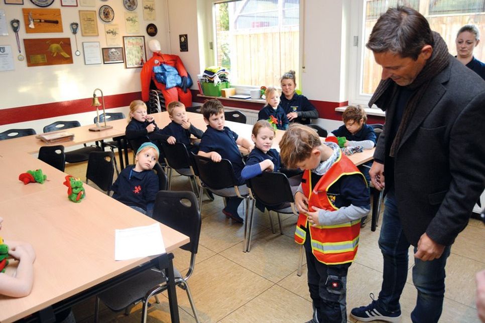 Ratekaus Bürgermeister Thomas Keller überreichte Warnwesten mit der Aufschrift „Kinderfeuerwehr“ an die angehenden Nachwuchskräfte. (Fotos: Stefan Setje-Eilers)