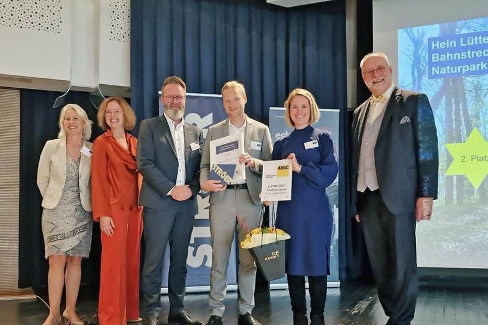 Preisträger Sven Ratjens und Anke Rädel mit Tourismusminister Claus Ruhe Madsen, Dr. Bettina Bunge und Vertretern von ADAC und Ströer Deutsche Städte Medien GmbH.