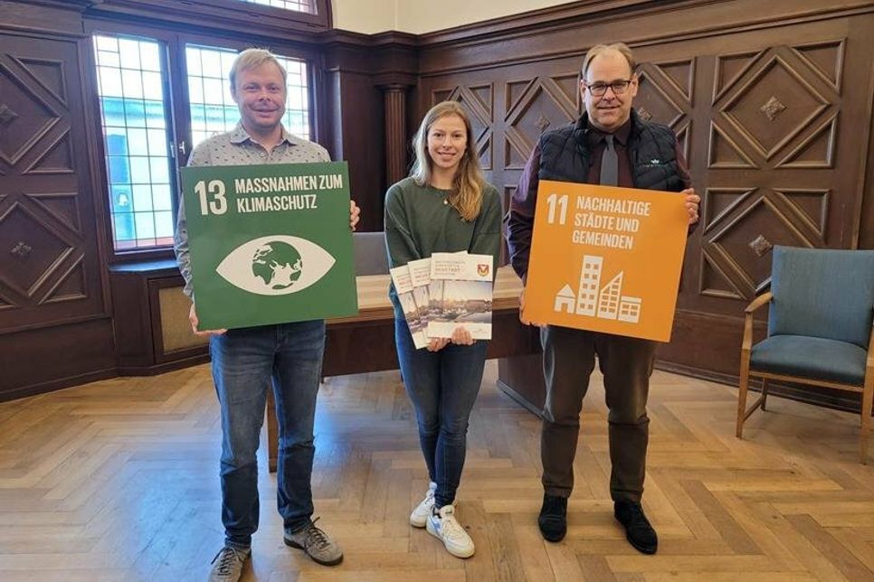 Bürgermeister Mirko Spieckermann, Nachhaltigkeitsmanagerin Lina Koop und Klimaschutzmanager Niclas Bünning (v. re.) stellen auf der Informationsveranstaltung unter anderem die Inhalte der Nachhaltigkeitsstrategie vor.