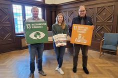 Bürgermeister Mirko Spieckermann, Nachhaltigkeitsmanagerin Lina Koop und Klimaschutzmanager Niclas Bünning (v. re.) stellen auf der Informationsveranstaltung unter anderem die Inhalte der Nachhaltigkeitsstrategie vor.