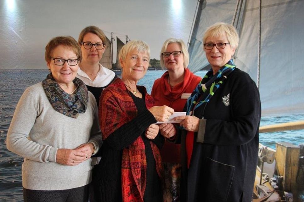 Die Landfrauen Gisela Schneider (re.) und Burga Wulff (lks.) überreichten die Spende an Stephanie Kahl, Dorothee Schwarze und Ute-Maria Bleicker (Mitte v. lks.).