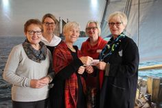 Die Landfrauen Gisela Schneider (re.) und Burga Wulff (lks.) überreichten die Spende an Stephanie Kahl, Dorothee Schwarze und Ute-Maria Bleicker (Mitte v. lks.).
