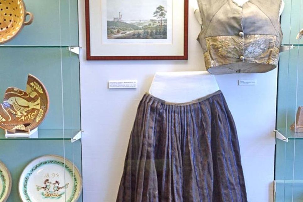 Flachszöpfe und ein Beidwandrock bezeugen die historische Flachsverwendung im Kreis Plön