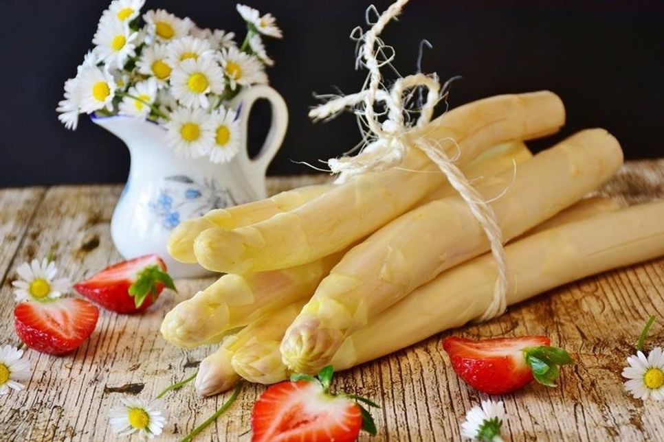 Die Spargelzeit endet am 24. Juni und sollte daher in vollen Zügen genossen werden.