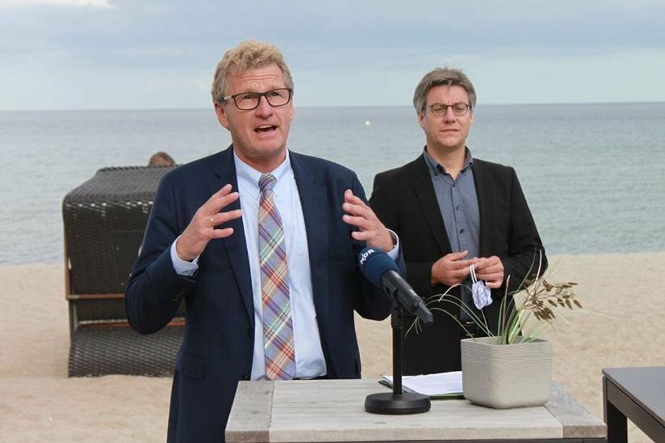 Archivbild aus dem vergangenen Sommer: Tourismusminister Bernd Buchholz lobte im Beisein von TALB-Vorstand André Rosinski (re.) das Strandampel-System zur elektronischen Besucherlenkung.