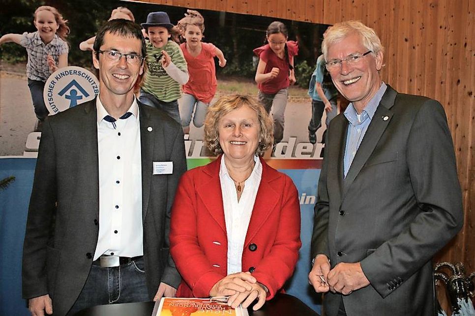 Spendenübergabe mit Henning Reimann, Mechtild Piechulla und Uwe Muchow (v. lks.).