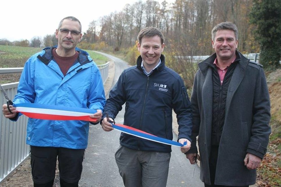 Offizielle Einweihung durch Schönwaldes Bürgermeister Olaf Schöning, Staatssekretär Tobias von der Heide und Lensahns Bürgermeister Michael Robien (v. lks.).
