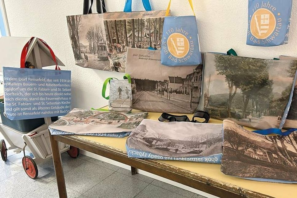 Die Upcycling-Taschen sind mit 100-jährigen Stadtmotiven versehen.
