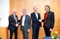 Verabschiedung und Begrüßung: Die Bürgermeister Volker Owerien (li.) und Robert Wagner (re.) mit dem „Neuen“, Jörg Braun (2.v.re.), und Dietmar Schindowski, der zum Jahreswechsel in seine Heimat nach Essen zurückkehrt. (Foto: René Kleinschmidt)
