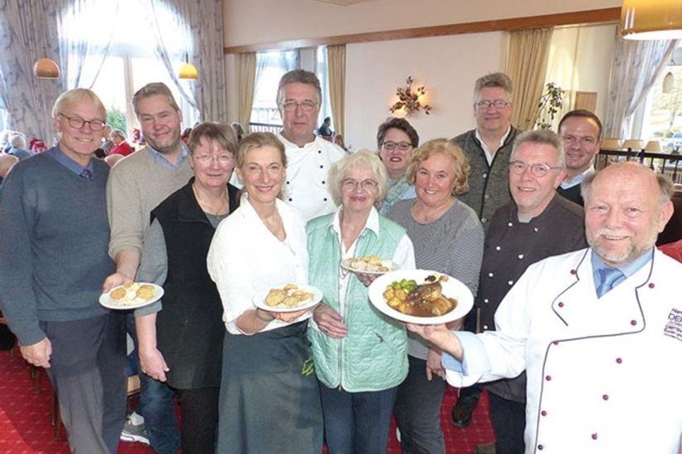 Ente, Rotkohl und Herzoginkartöffelchen, davor Kraftbrühe, danach Vanilleeis mit Zimtkirschen: Die Gastronomen der Dehoga servieren den Kochdamen und den Freitagsgästen des Eutiner Mittagstisches ein köstliches Weihnachtsessen. Lesen Sie mehr auf Seite 3.