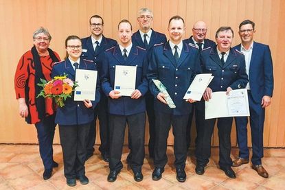 Die Hauptpersonen der Jahreshauptversammlung bei Gruppenfoto (v.l.): Bürgervorsteherin Gaby Spiller, Paulina Thüne, Gemeindewehrführer Dennis Puls, Sebastian Zimmer, Ortswehrführer und stellvertretender Gemeindewehrführer Thomas Harnack, Sascha Münder, stellvertretender Ortswehrführer Detlef Hardt, Jürgen Wittgrefe und Bürgermeister Thomas Keller.