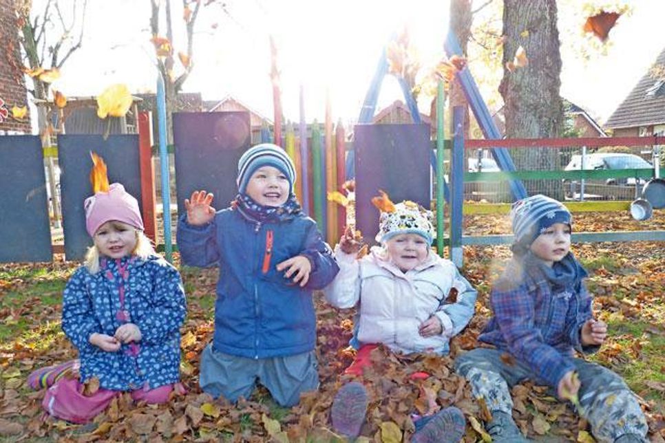 Diese vier kleinen Hassendorfer finden das bunte Laub einfach großartig – aber das ist nicht das einzige Schöne, was der Herbst zu bieten hat. Frischer Apfelsaft, die letzten Kartoffeln im Garten und natürlich das Martinsfest machen den Herbst spannend.