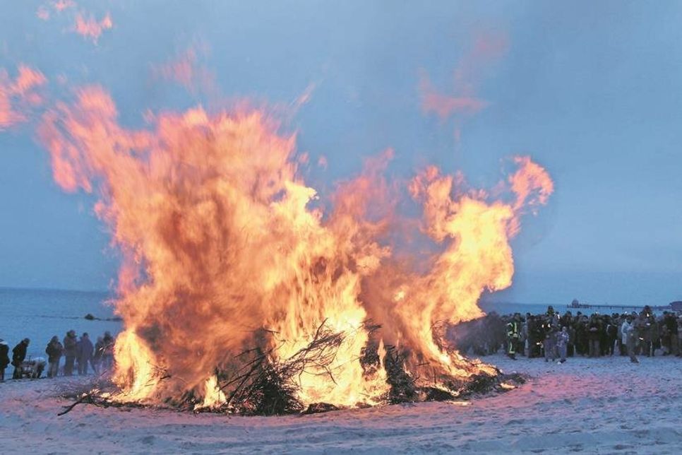 Am Strand von Dahme, Grömitz und Kellenhusen werden die Wintergeister mit einem Strandfeuer vertrieben.