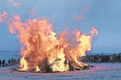Am Strand von Dahme, Grömitz und Kellenhusen werden die Wintergeister mit einem Strandfeuer vertrieben.