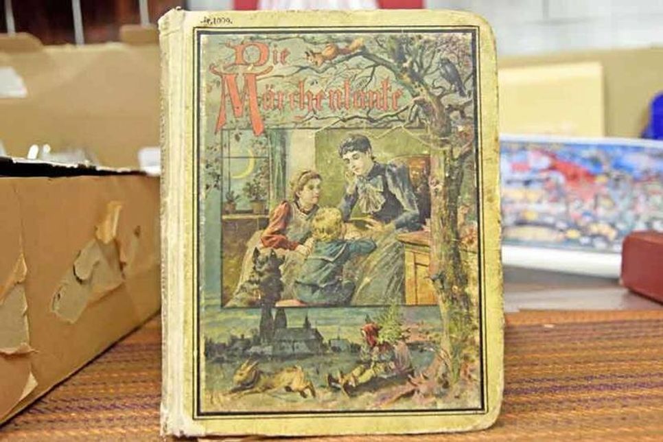 Die Grafiker der Kaiserzeit haben aus den alten Geschichten phantasievolle Bilder entwickelt, so auch für die Titel von beliebten Büchern: Vor über 100 Jahren wurde Kindern aus „Die Märchentante“ vorgelesen.