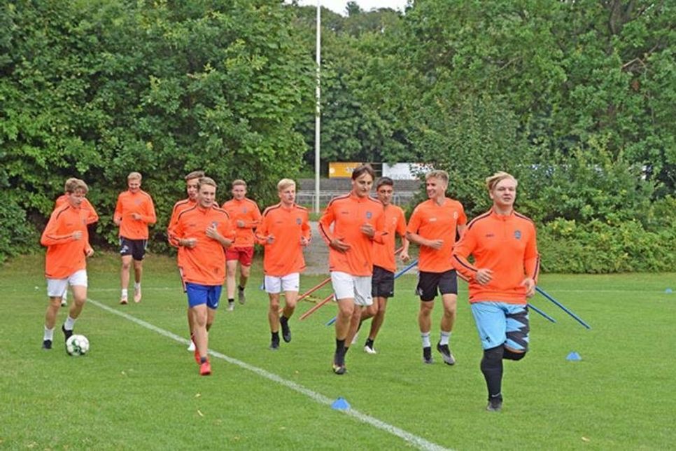 Zum Aufwärmen laufen die Fußballer zunächst ein paar Runden um den Platz...