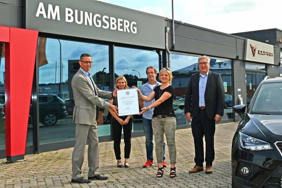 Die Geschäftsführung Andreas und Birte Ganzer (v. re.) sowie Jan und Beate Knoop erhielten von Markus Dusch das Ausbildungszertifikat.
