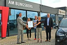 Die Geschäftsführung Andreas und Birte Ganzer (v. re.) sowie Jan und Beate Knoop erhielten von Markus Dusch das Ausbildungszertifikat.