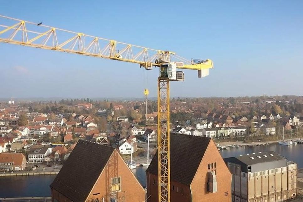 Hoch über den Dächern von Neustadt zeigen Drohnenaufnahmen beeindruckende Szenen von dem Geschehen an der Hafenwestseite.