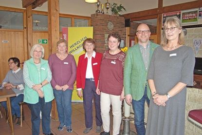 Ein Teil des alten/ neuen Vorstandes glänzt durch Abwesenheit. Die übrigen aber freuen sich über ihre Wiederwahl.