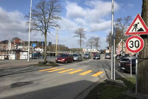 Für die Fußgänger wurde ein Zebrastreifen eingerichtet.