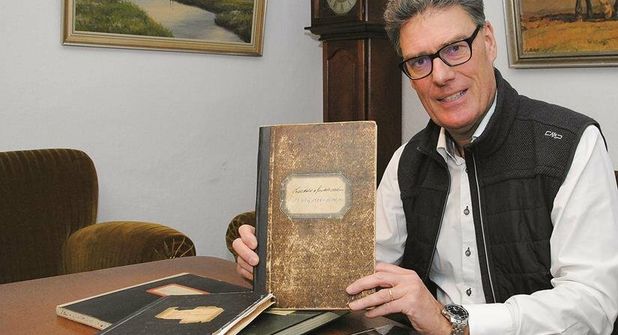 Knut Lindau hütet die Protokollbücher, die einhundert Jahre Vereinsleben dokumentieren.