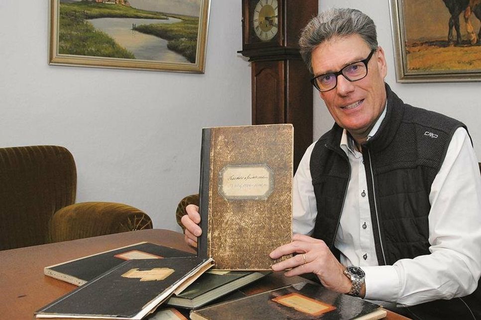 Knut Lindau hütet die Protokollbücher, die einhundert Jahre Vereinsleben dokumentieren.