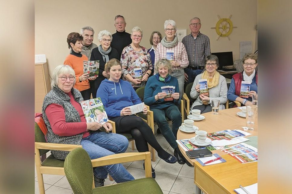 In der vergangenen Woche besuchte Stockelsdorfs Bürgermeisterin Julia Samtleben (blauer Hody) die SeniorTrainer, um sich ein Bild von deren Arbeit zu machen.
