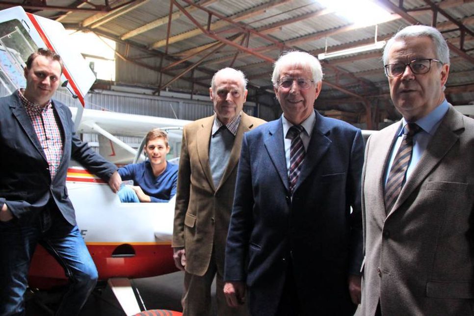 Ulrich Rüder mit Horst Both, Henning von Ludowig, Thilo Scheffler im Cockpit und Lars Nindel (v. re.).