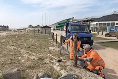 Patrick Smith und Andreas Blöß vom Bauhof des TSF arbeiten am ersten Abschnitt der Einzäunung der Düne.