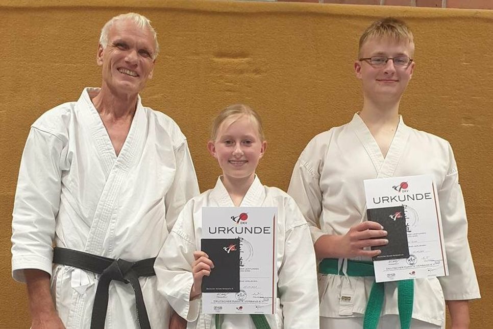 Trainer Andreas Laue mit Julia Schlößer und Luca Wiener (v. lks.).
