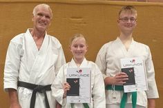 Trainer Andreas Laue mit Julia Schlößer und Luca Wiener (v. lks.).