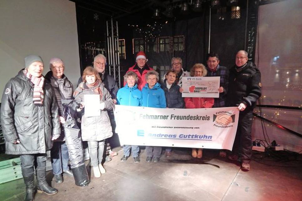 Preisübergabe auf der Bühne des Burger Weihnachtsmarktes